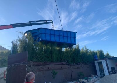 piscina de poliéster en una grúa