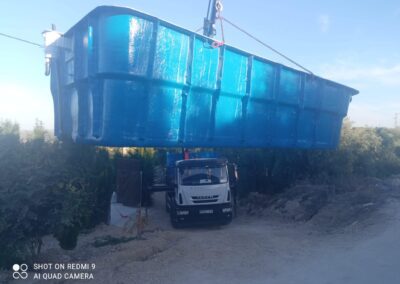 piscina de poliéster con la grúa