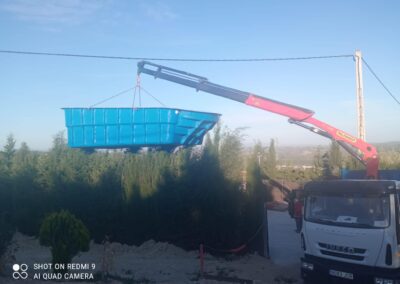 imagen de una piscina de poliéster en una grúa