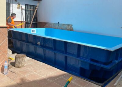 instalación de una piscina de poliéster