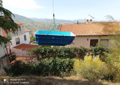 Piscina de poliéster en la grúa