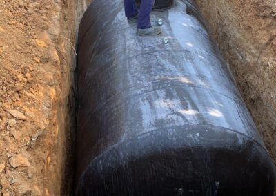 Depósito horizontal para enterrar en proceso de instalación