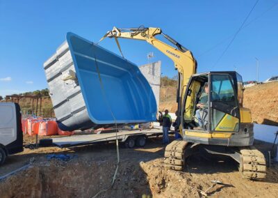 Piscina de poliéster en proceso de instalación