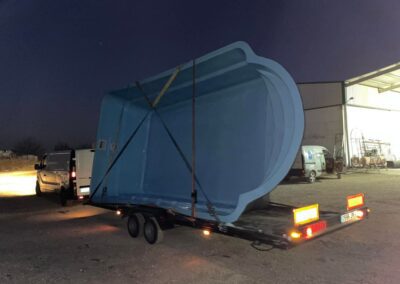 Piscina de poliéster en proceso de transporte