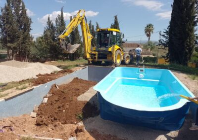 Piscina de poliéster en proceso de instalación