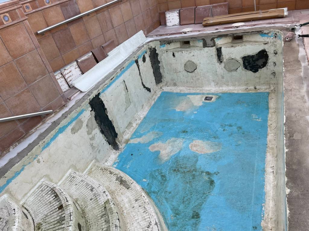 Piscina antes de revestir, con el vaso de obra deteriorado