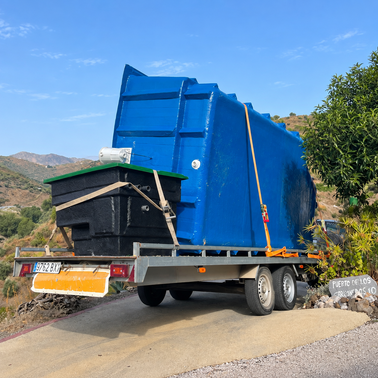Camión de Poliéster Herrera transportando un depósito de poliéster azul por carretera