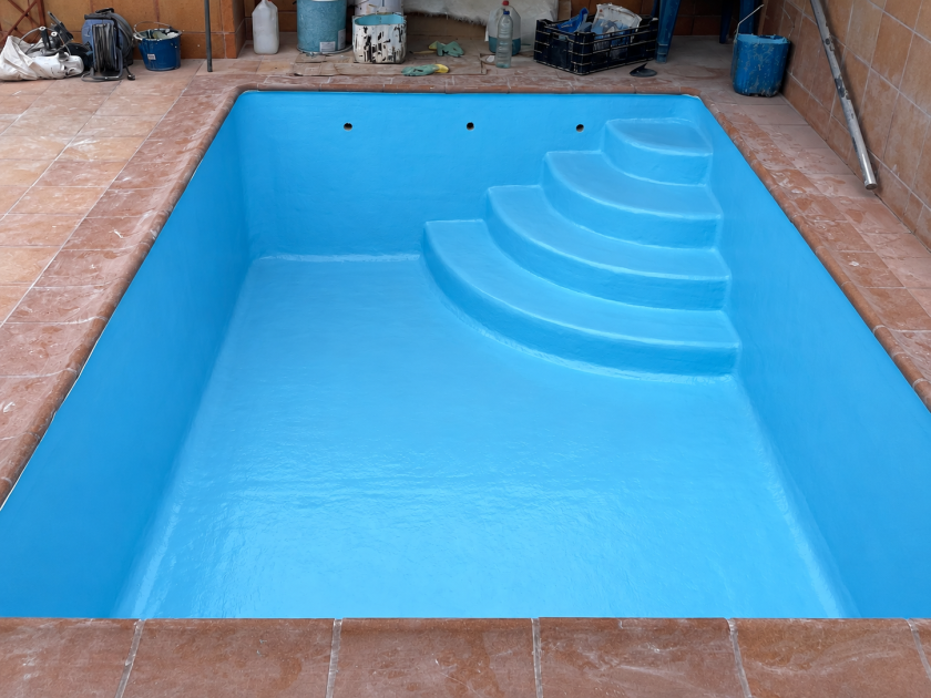 Piscina revestida en poliéster azul con escalera romana, terminada
