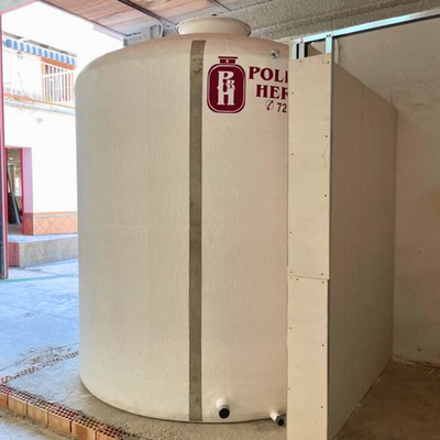 Depósito de poliéster vertical con base plana, vista general