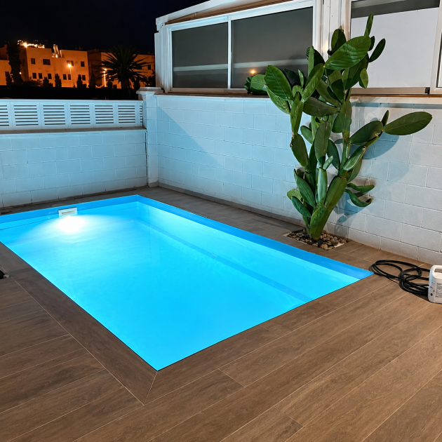 Piscina de poliéster 4,5 × 2,5 m instalada y llena de agua