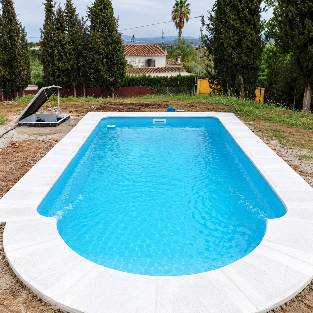 Piscina de poliéster 6 × 3 m instalada y llena de agua