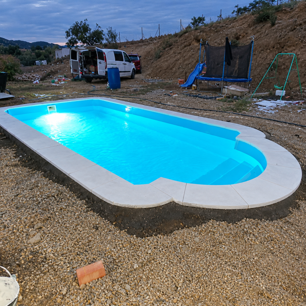 Piscina de poliéster 7,5 × 3,5 m instalada y llena de agua