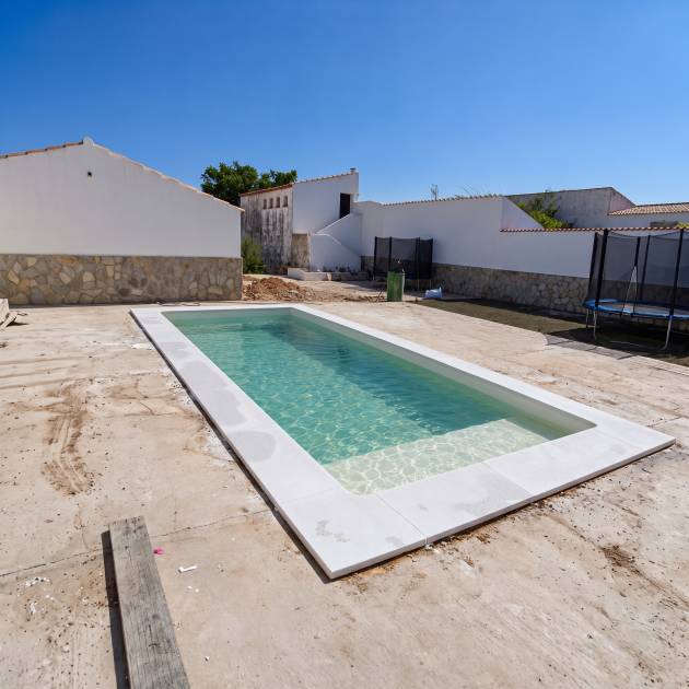 Piscina de poliéster 6,8 x 3 m